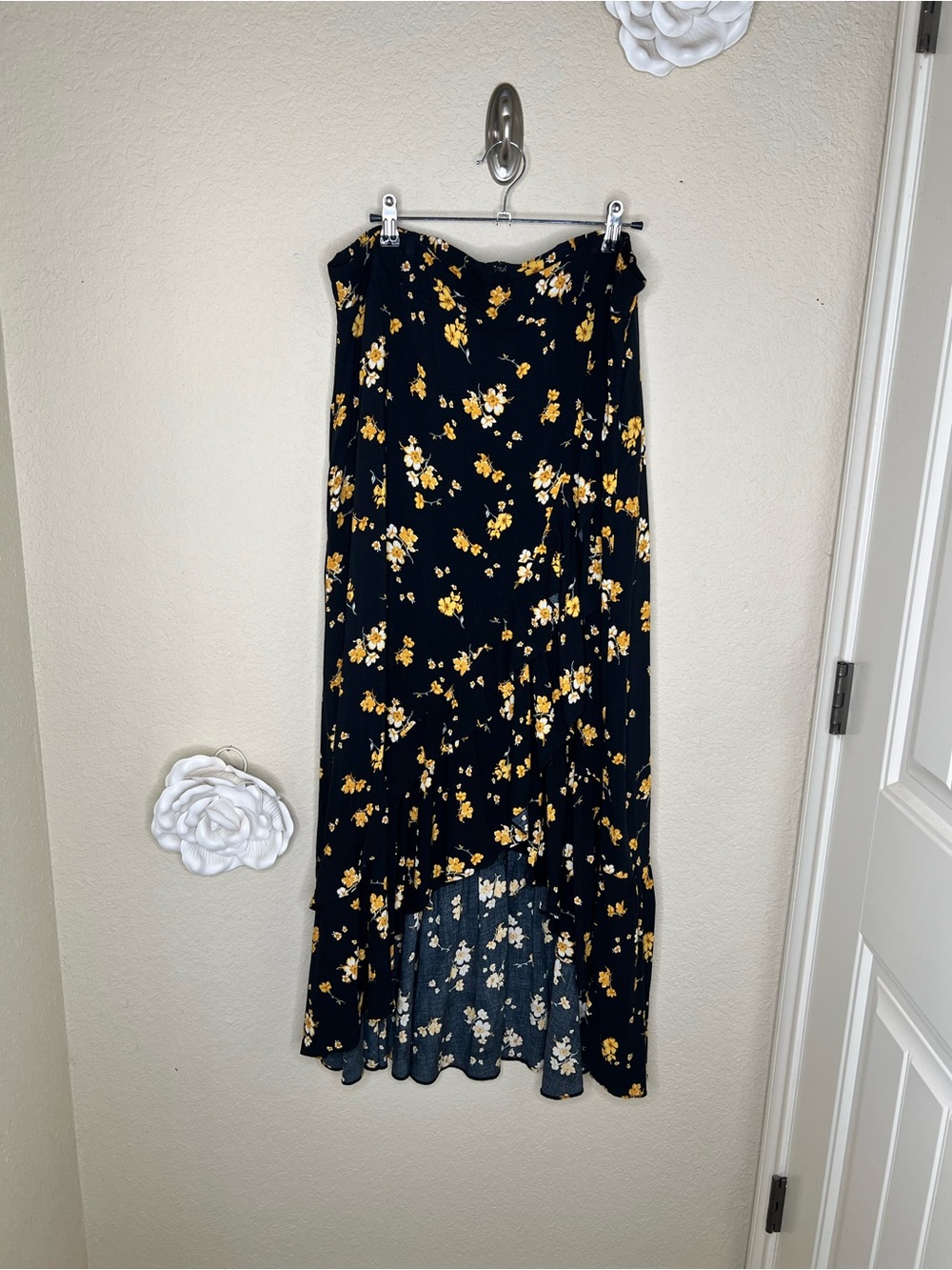 NTM: Torrid Floral Faux Wrap High Low Midi Skirt Size 2 Black Yellow Boho Plus - Picture 2 of 15